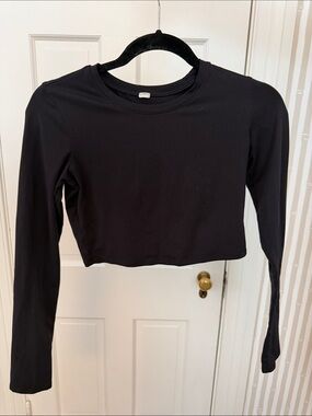 Black Long-Sleeve Cropped Top - Women's